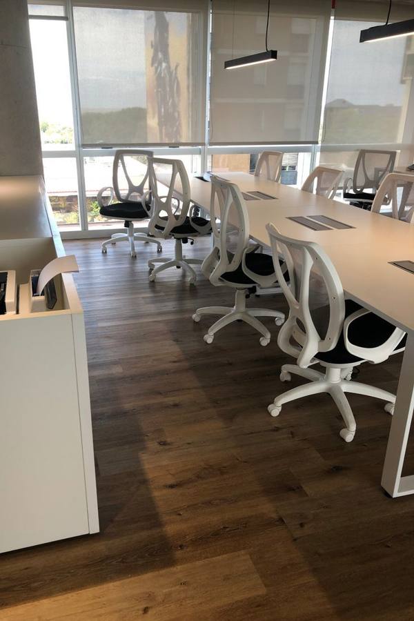 Oficina con piso vinílico símil madera oscura